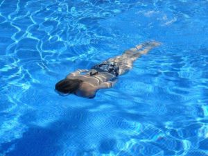 Pool Schwimmbad zur Stärkung des Herz-Kreislauf-Systems